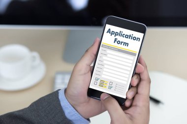 dizüstü bilgisayar üzerinde çalışan iş adamı kullanın Online Web iş uygulamaları