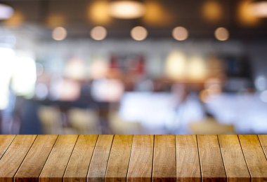-ebilmek kullanılmış göstermek için ürün üzerinde boş ahşap masa blurr