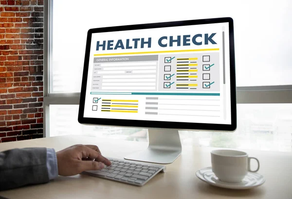 Digitala kontrollera hälsokoncept arbetar med datorgränssnitt som — Stockfoto