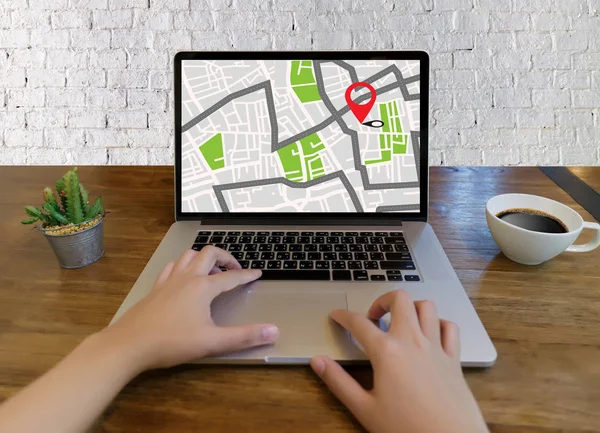 ルートの宛先ネットワーク接続場所通りに Gps マップ — ストック写真