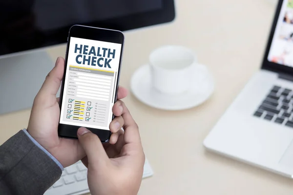 Digital HEALTH CHECK Concept trabalhando com interface de computador como — Fotografia de Stock