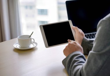 Çalışma alanı arka plan boş c ile dizüstü bilgisayarda yeni proje