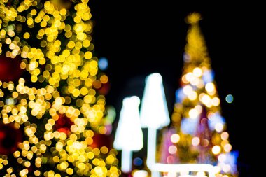 güzel bulanık Noel ağacı ve şenlikli bokeh bl aydınlatma,