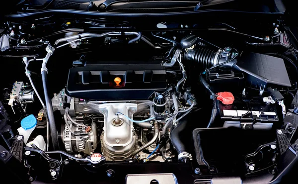 Närbild detalj av ny bilmotor den kraftfulla motorn på en bil. — Stockfoto