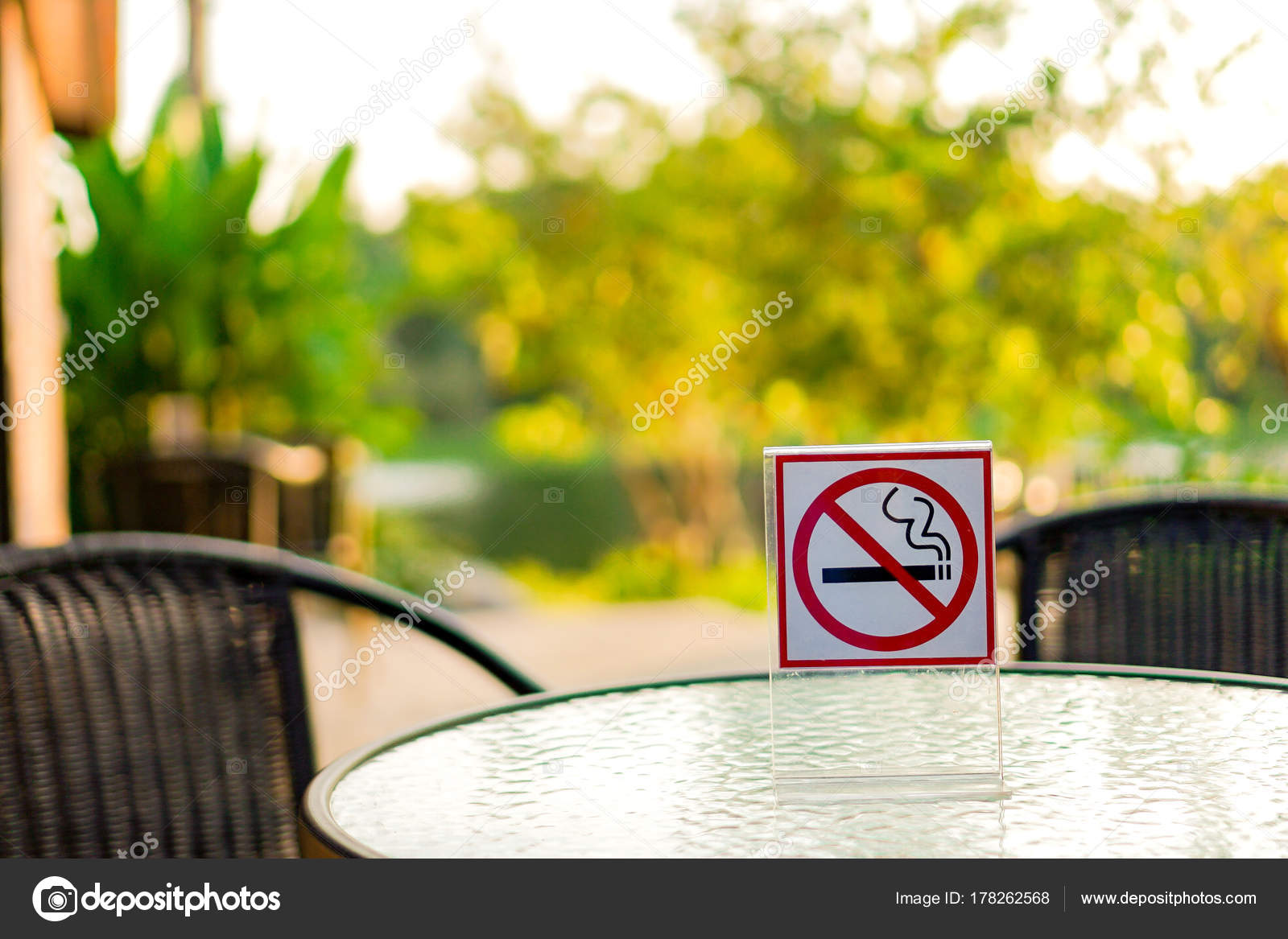 Raucherbereich Schild Gegen Das Rauchen Einer Zigarette Im Park Und Kaffee Stockfotografie Lizenzfreie Fotos C Duiwoy Depositphotos
