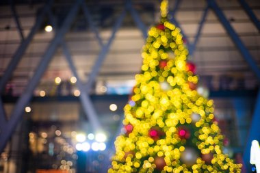 güzel bulanık Noel ağacı ve şenlikli bokeh bl aydınlatma,