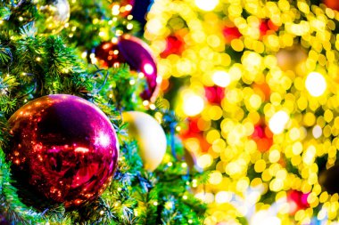 güzel bulanık Noel ağacı ve şenlikli bokeh bl aydınlatma,