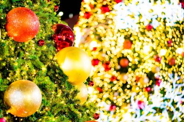 güzel bulanık Noel ağacı ve şenlikli bokeh bl aydınlatma,