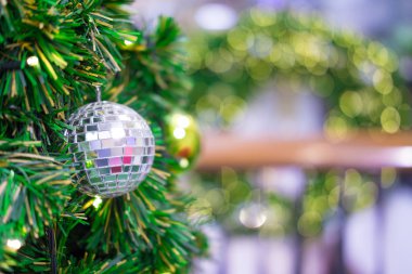 güzel bulanık Noel ağacı ve şenlikli bokeh bl aydınlatma,