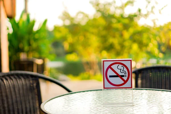 Курильна зона знак проти куріння сигарети в парку і каві — стокове фото