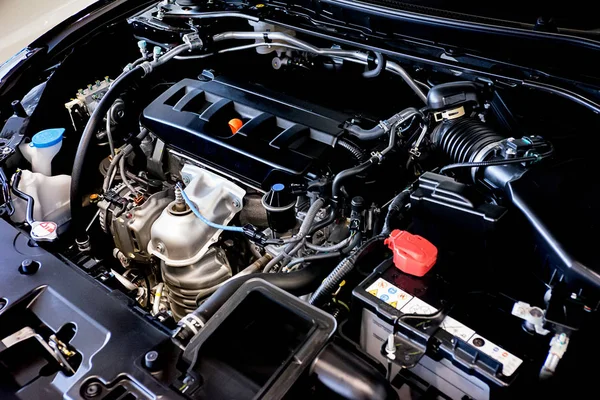 Detalle de cerca del nuevo motor de coche El potente motor de un coche . —  Fotos de Stock