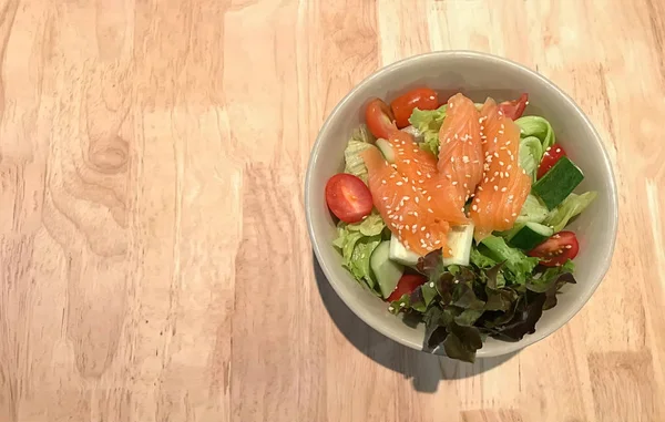 Salada de salmão saudável com molho de limão — Fotografia de Stock