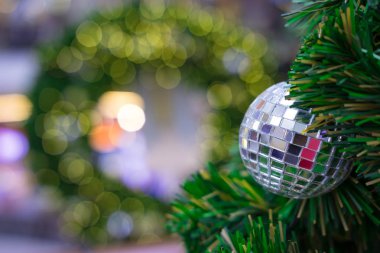 güzel bulanık Noel ağacı ve şenlikli bokeh bl aydınlatma,