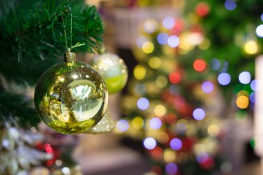 güzel bulanık Noel ağacı ve şenlikli bokeh bl aydınlatma,