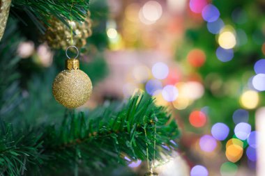 güzel bulanık Noel ağacı ve şenlikli bokeh bl aydınlatma,