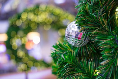 güzel bulanık Noel ağacı ve şenlikli bokeh bl aydınlatma,