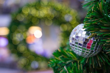 güzel bulanık Noel ağacı ve şenlikli bokeh bl aydınlatma,