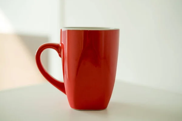 Ранкова гаряча кава в чашці кави на підвіконні кімнати — стокове фото