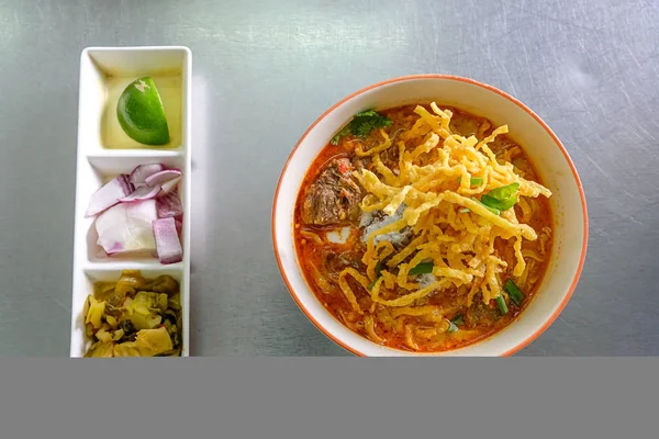 Currynudelsuppe (khao soi) - traditionelles thailändisches Essen im Norden — Stockfoto