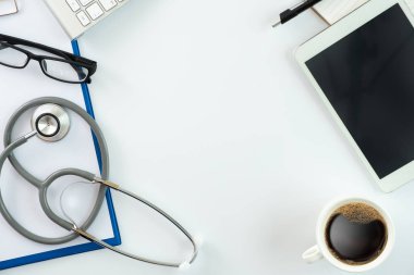 İyi sağlık tıbbi malzeme izole beyaz tıp aletleri kavramı üzerinde