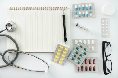 İyi sağlık tıbbi malzeme izole beyaz tıp aletleri kavramı üzerinde