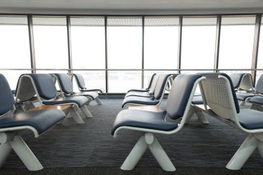 Boş Havaalanı terminal bekleme yeri koltuk sandalye salon ile