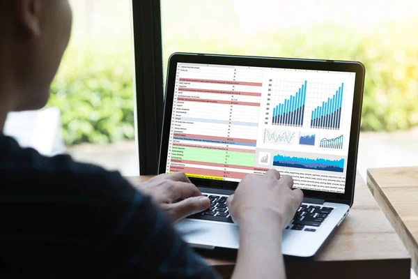 Üzleti információ-technológia az emberek dolgozik kemény adatok Analytics — Stock Fotó