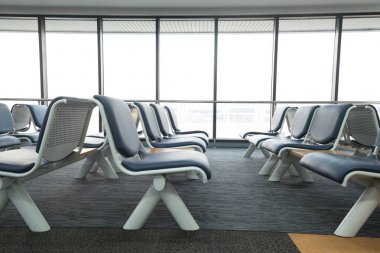 Boş Havaalanı terminal bekleme yeri koltuk sandalye salon ile