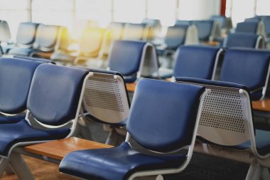 Boş Havaalanı terminal bekleme yeri koltuk sandalye salon ile