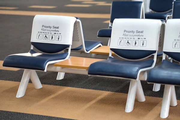Tomma platser på gate prioriterade sittplatser i flygplats — Stockfoto