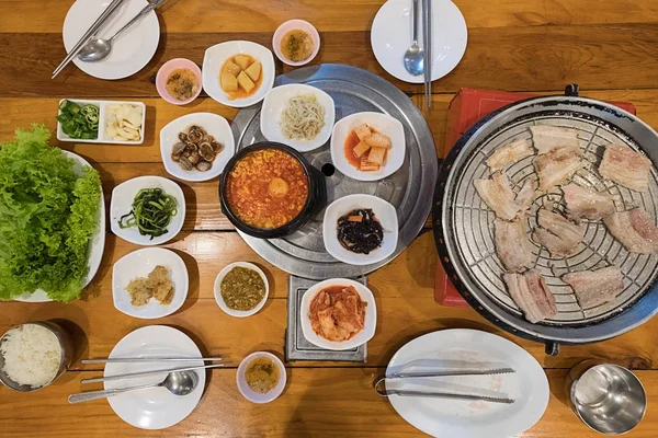 ผักดองเกาหลีและผักปรุงรส เนื้อ อาหารเกาหลี — ภาพถ่ายสต็อก