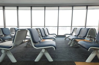 Boş Havaalanı terminal bekleme yeri koltuk sandalye salon ile
