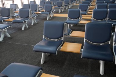 Boş Havaalanı terminal bekleme yeri koltuk sandalye salon ile