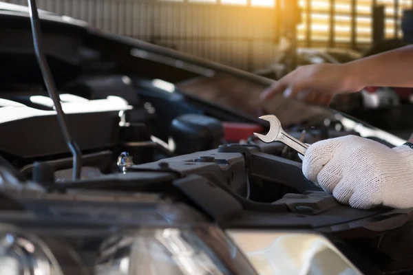 Mechanic reparera en bil i garage Auto reparera bilmotor, clo — Stockfoto