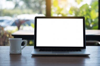 Tablo boş ekrana sahip dizüstü bilgisayarı. Çalışma alanı arka plan yeni proj