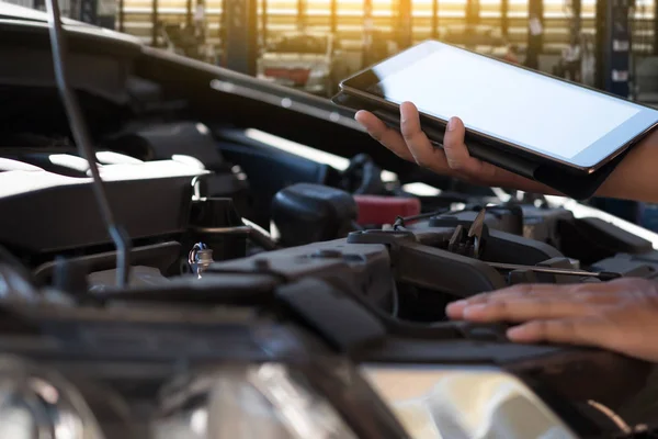 Mécanicien réparer une voiture dans le garage Auto réparation moteur de voiture, clo — Photo