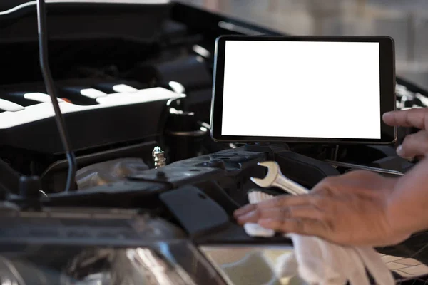 Mécanicien réparer une voiture dans le garage Auto réparation moteur de voiture, clo — Photo