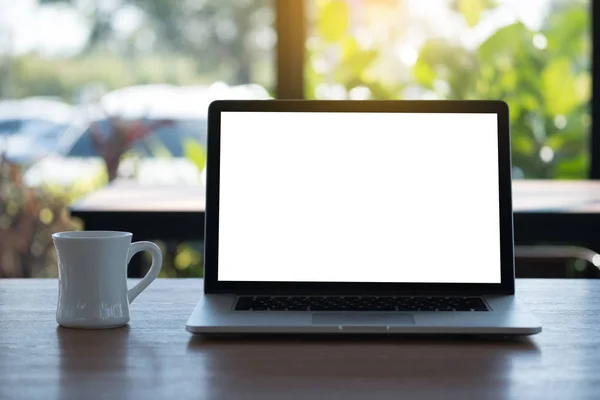 Portátil con pantalla en blanco en la mesa. Espacio de trabajo fondo nuevo proj — Foto de Stock