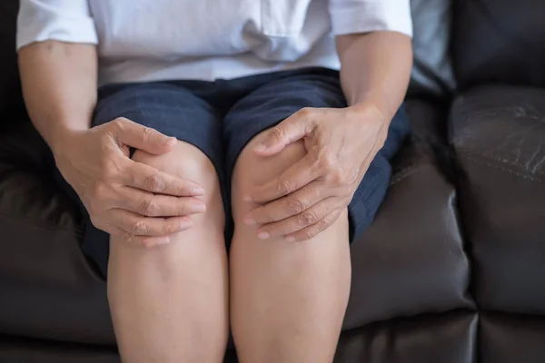 Elderly woman suffering from pain From Rheumatoid Arthritis — Stock Photo, Image