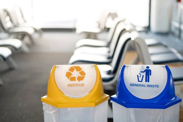 Papelera de reciclaje, concepto de protección del medio ambiente — Foto de Stock