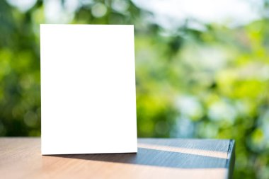 Sahte menü çerçeve çadır kart bulanık arka plan tasarımı kadar stand