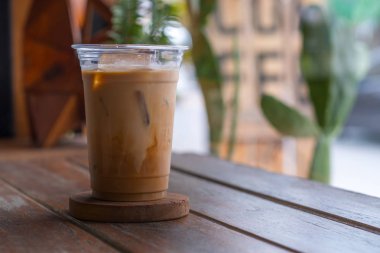 kahve fincanı soğuk buzlu kahve üzerinde ahşap