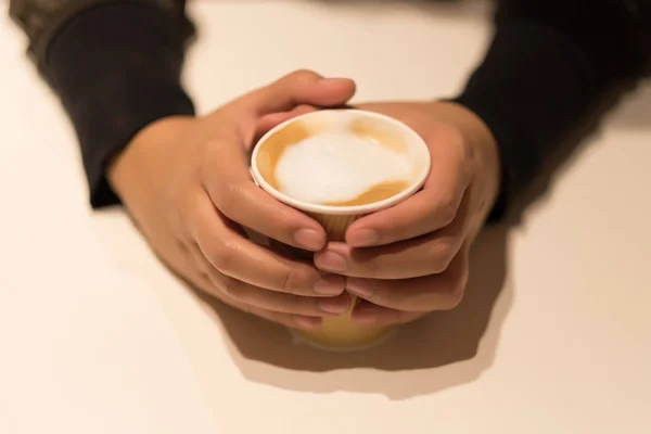 Filiżanek zimnej mrożona kawa na drewniane — Zdjęcie stockowe