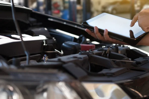 Mechanic reparera en bil i garage Auto reparera bilmotor, clo — Stockfoto