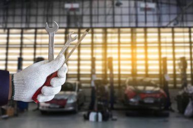 Bir araba garajında otomatik tamir tamirci arabanın motoru onarın