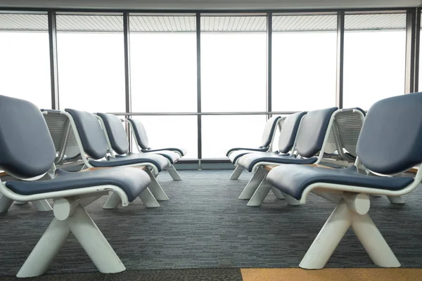 Üres repülőtér terminál várótermében társalgó szék ülés — Stock Fotó