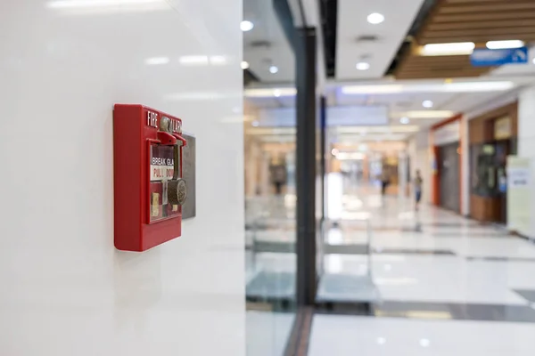 Alarma contra incendios en la pared del centro comercial advertencia y sistemas de seguridad — Foto de Stock