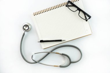 İyi sağlık tıbbi malzeme izole beyaz tıp aletleri kavramı üzerinde