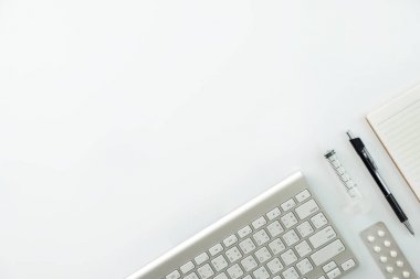 İyi sağlık tıbbi malzeme izole beyaz tıp aletleri kavramı üzerinde