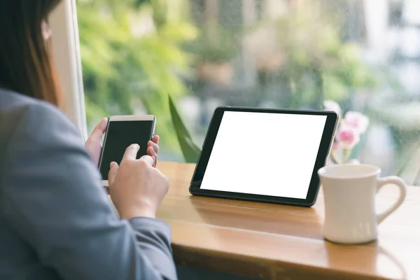 Vrouwelijke student digitale tablet touch scherm apparaat geïsoleerd scre — Stockfoto
